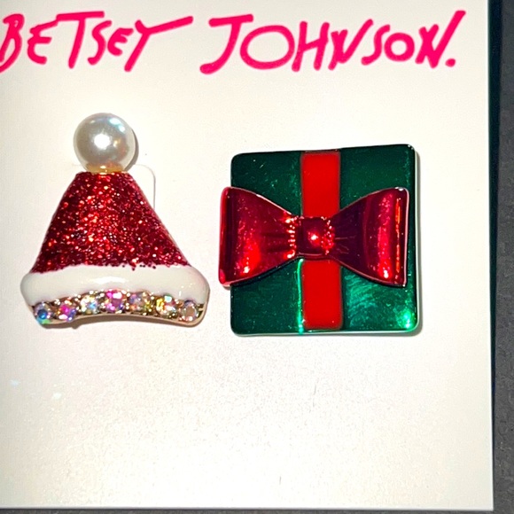 New BETSEY JOHNSON
Santa Hat Mismatched Stud Earrings - Picture 8 of 13